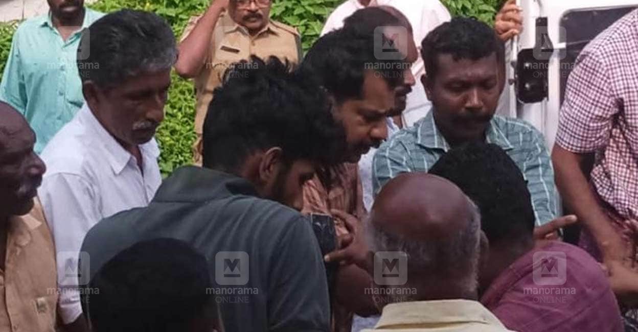 gaur attack Angered by Chackochan's death, locals protested against the forest department from the morning. Photo: Manorama