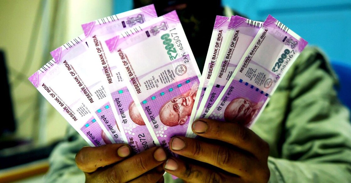 RBI on Friday, May 19, 2023, announced the withdrawal of Rs 2,000 currency notes from circulation and gave the public time till September 30 to either deposit such notes in accounts or exchange them at banks. Photo: PTI