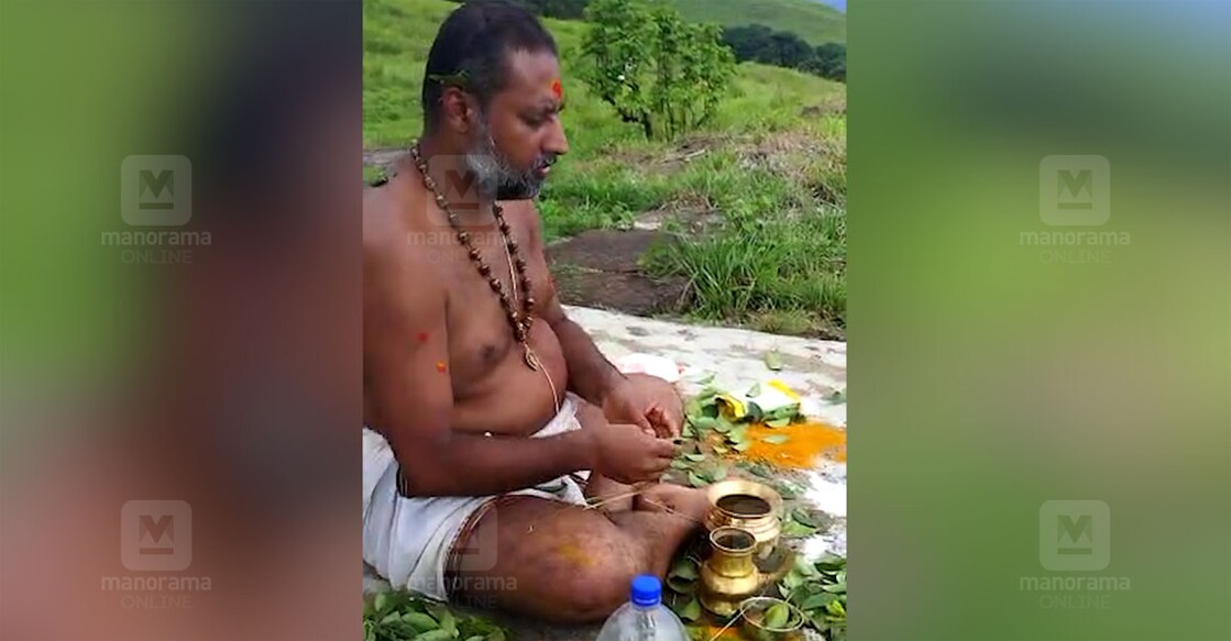 പൊന്നമ്പല മേട്ടിൽ പൂജ ചെയ്യുന്ന നാരായണ സ്വാമി. Image.Videograb