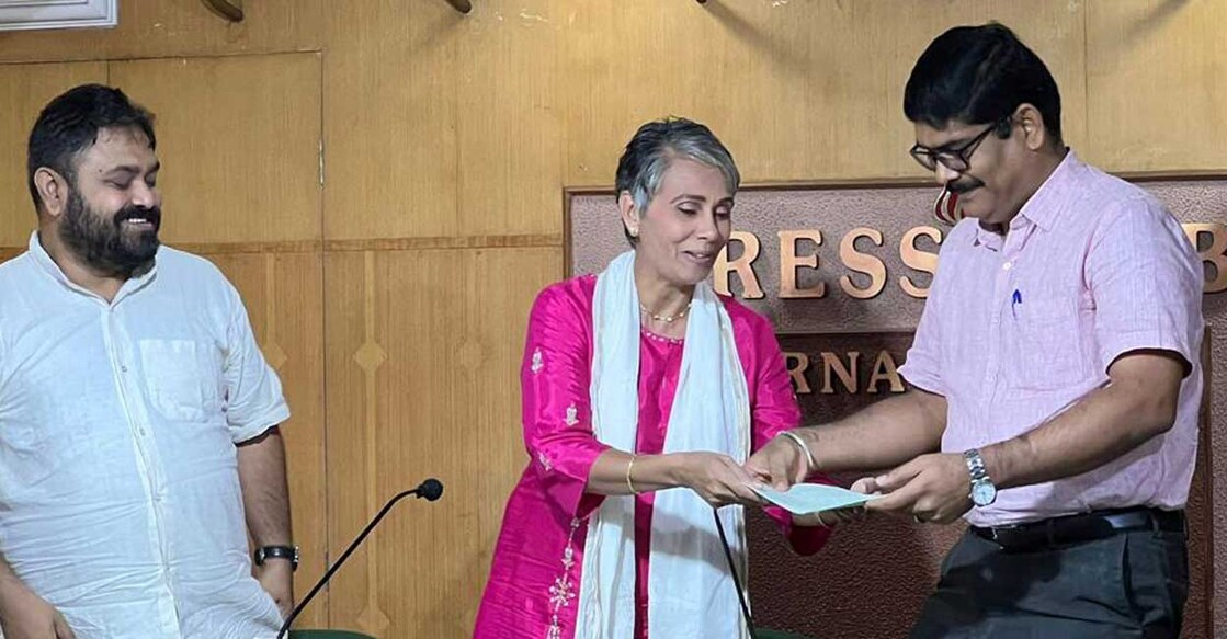 L-R: Arjan Basu Roy, secretary, Nature Mates Nature Club, and Sangita Iyer, founding executive director of Voice for Asian Elephants, hand over the documents of four acres of acquired private plantation land to K Vijayananthan IFS, chief conservator of forest, Palakkad at a press conference held in Kochi. Photo: Special arrangement