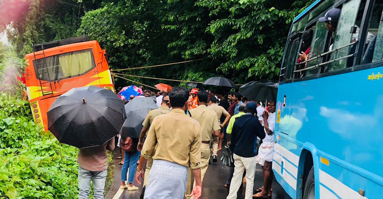 tourist-bus-accident-munnar1 Ropes were used to prevent the tourist bus from slipping into a gorge. Photo: Special arrangement