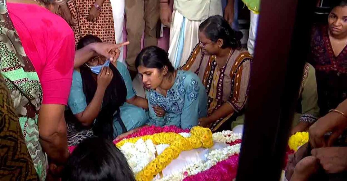 Nambi Rajesh's wife Amritha breaks down when his body reaches their home in Karamana. Photo: Manorama News