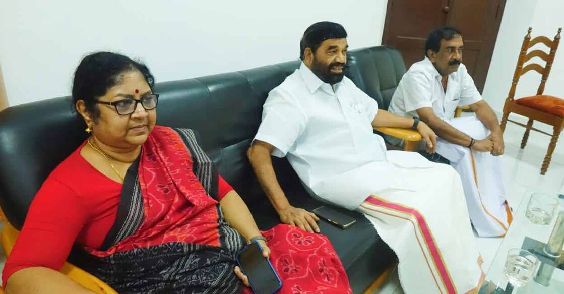 Minister for Higher Education R Bindu and Minister for Cooperation V N Vasavan held talks with the representatives of the Amal Jyothi college management and protesting students in Kanjirappally TB on June 7, 2023. Photo: Special arrangement