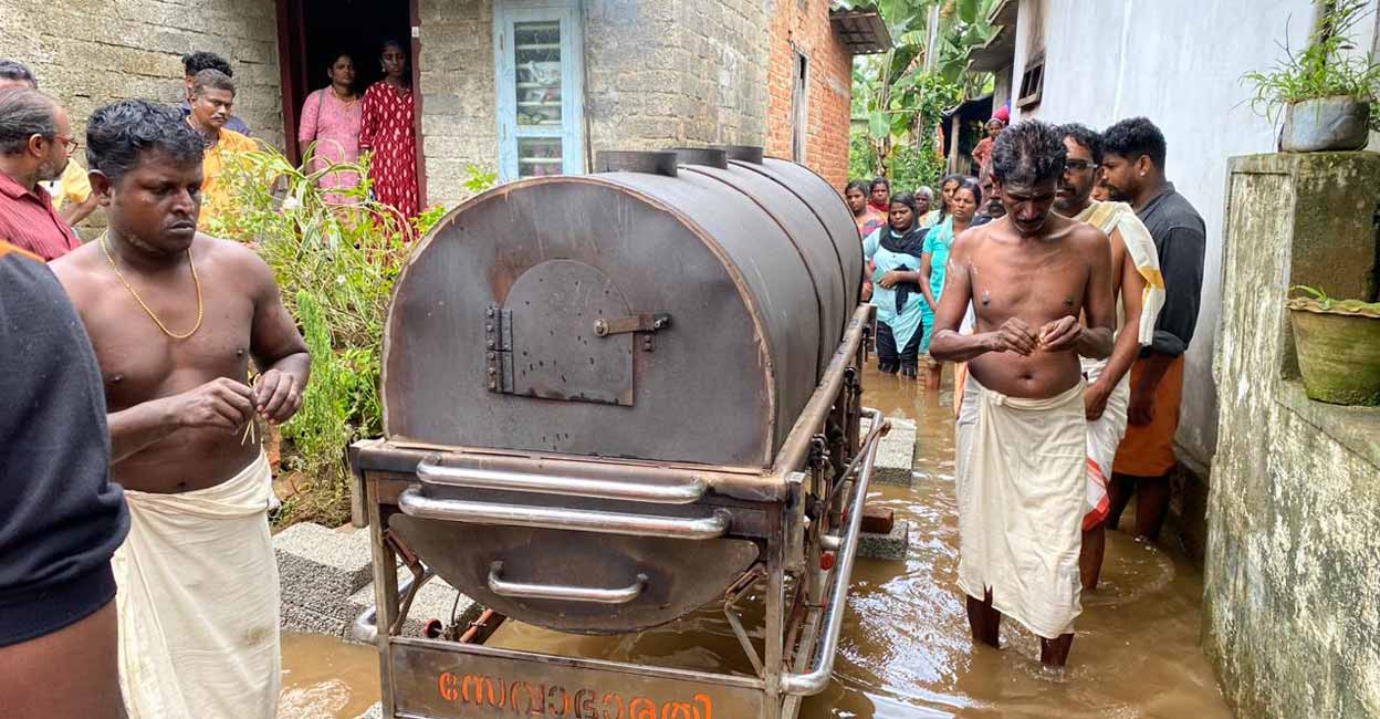 House marooned in flood waters, family cremates Alappuzha man’s body on raised platform