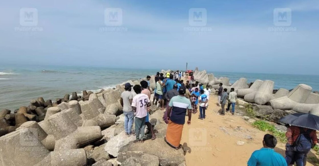 Search operation for missing fishermen in Muthalapozhi .  Photo: Manorama