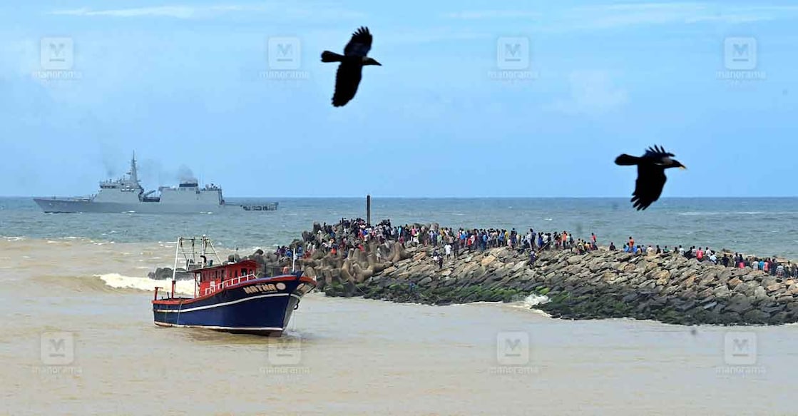 Search operation for missing fisherman at Muthalapozhi. Photo: Manorama