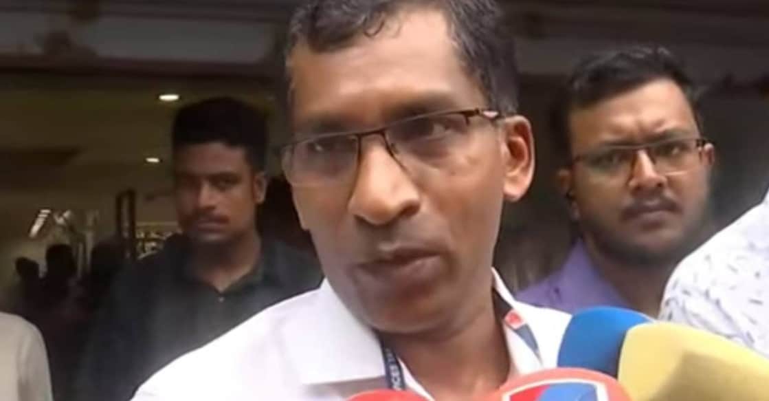 gst-raid-kozhikode GST joint commissioner Asokan told Manorama News that over six officials were locked inside the shop. Photo: Manorama News