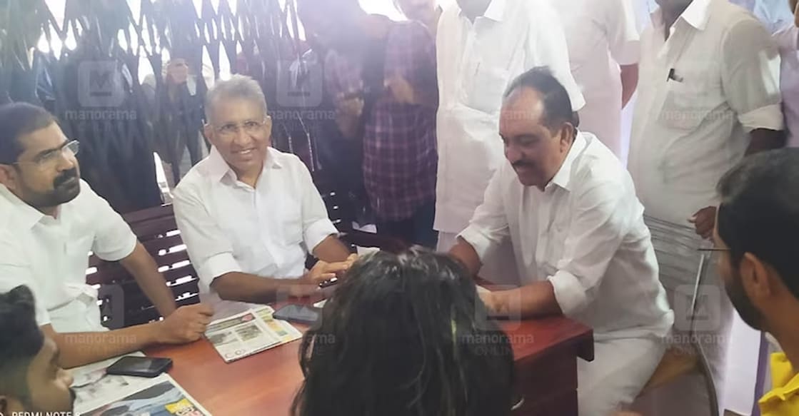 The senior Congress leaders protested before the police station from Sunday morning onwards, alleging the cops of illegally detaining the trio. Photo: Manorama