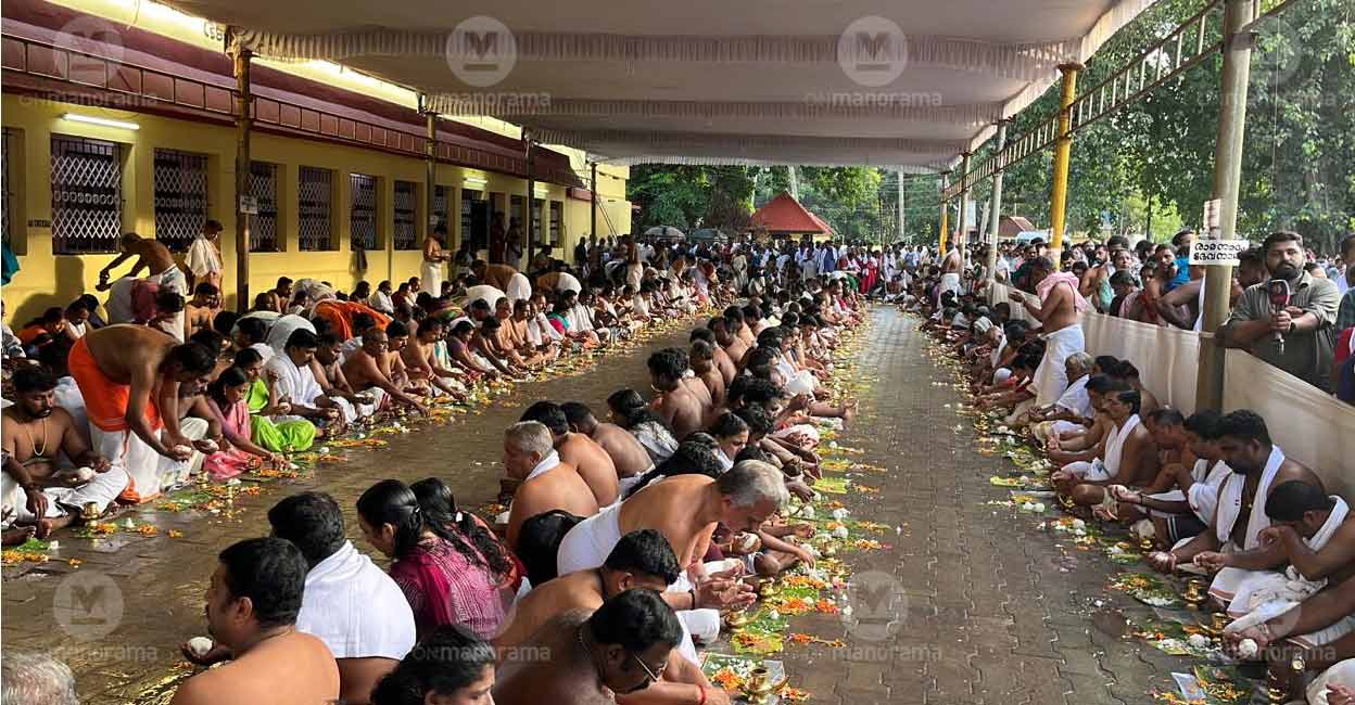 Devotees perform rites on Karkidaka vavu bali at Thiruvallam temple in Thiruvananthapuram district. Photo: Manorama