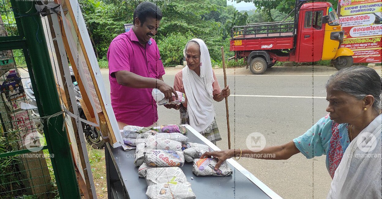 Maranalloor panchayat president and Kottampally ward member Suresh Kottampally distributing lunch parcels. Photo: Onmanorama/Ayyappan 