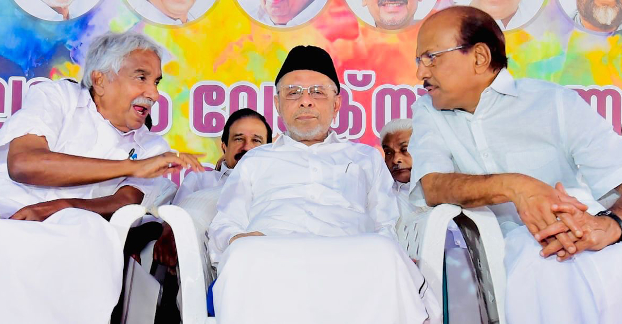 The late Sayed Hyderali Shihab Thangal is flanked by Oommen Chandy and PK Kunhalikutty. File photo: Special arrangement