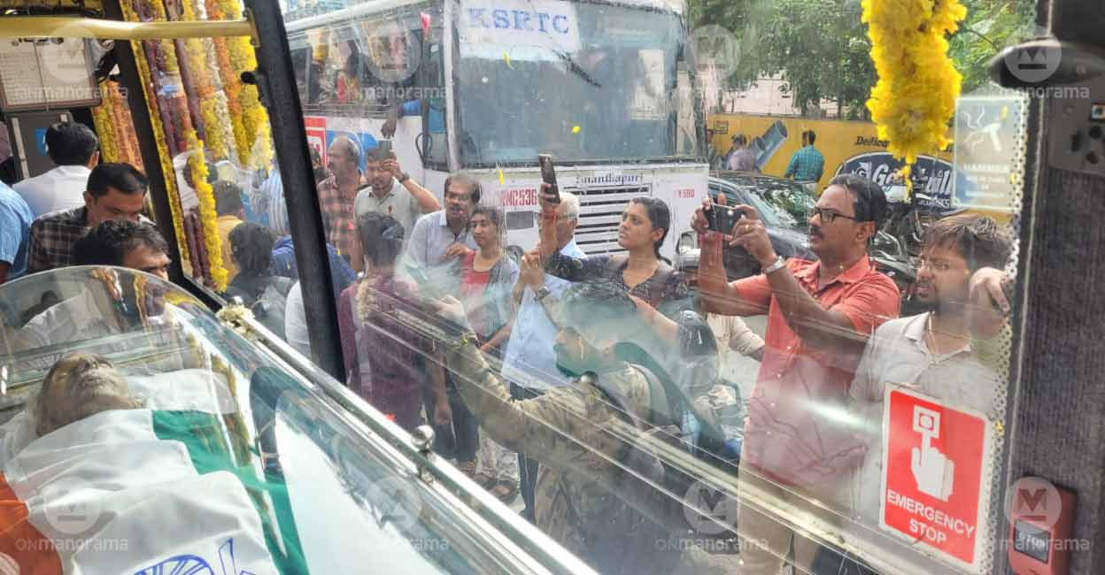 oommen-chandy-funeral Public pay respects to Oommen Chandy during funeral procession on July 19, 2023. Photo: Rinku Raj/Manorama