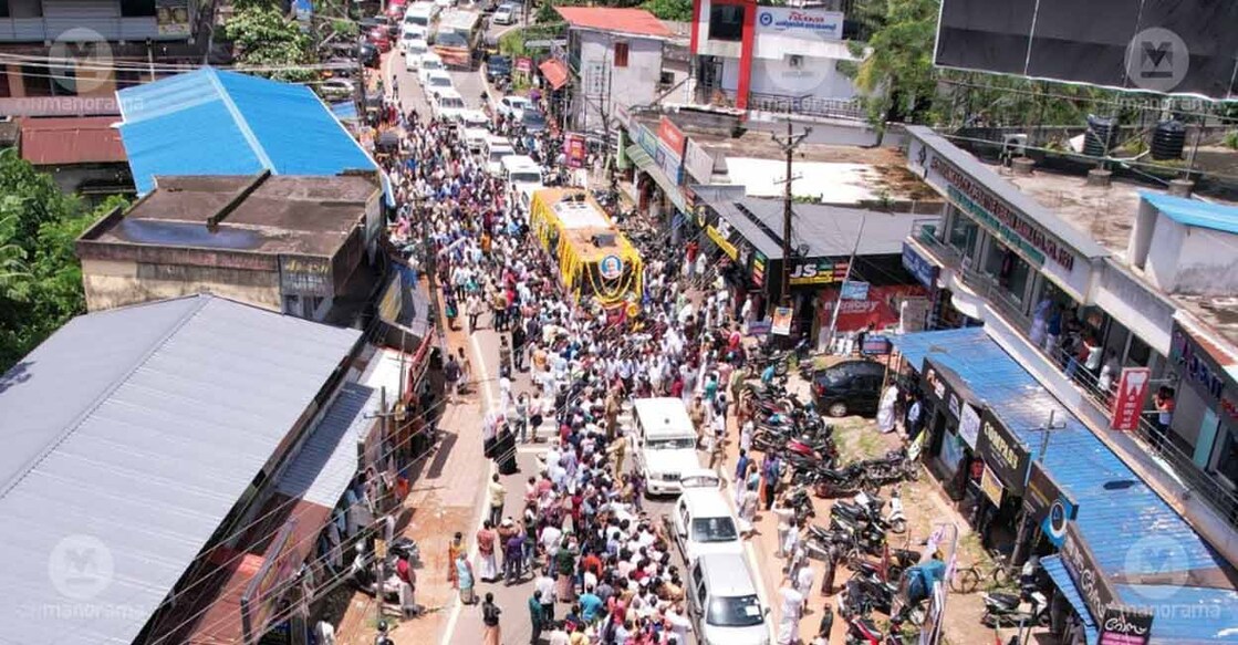 oommen-chandy-funeral3 Oommen Chandy's funeral procession at Kanyakulangara. Photo: Manorama