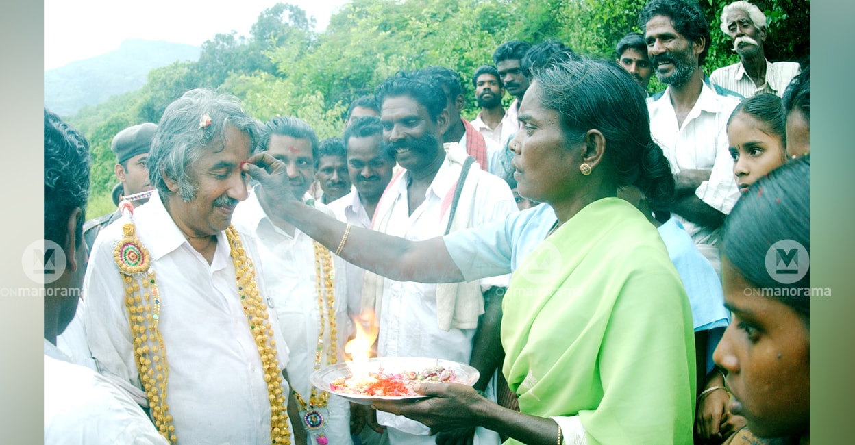 oommen-chandy-kambakallu-2005 In this photograph from May 23, 2005, then Kerala Chief Minister Oommen Chandy is welcomed by residents of Kambakallu and Kadavari on the inter-state border with Tamil Nadu. File photo: Manorama