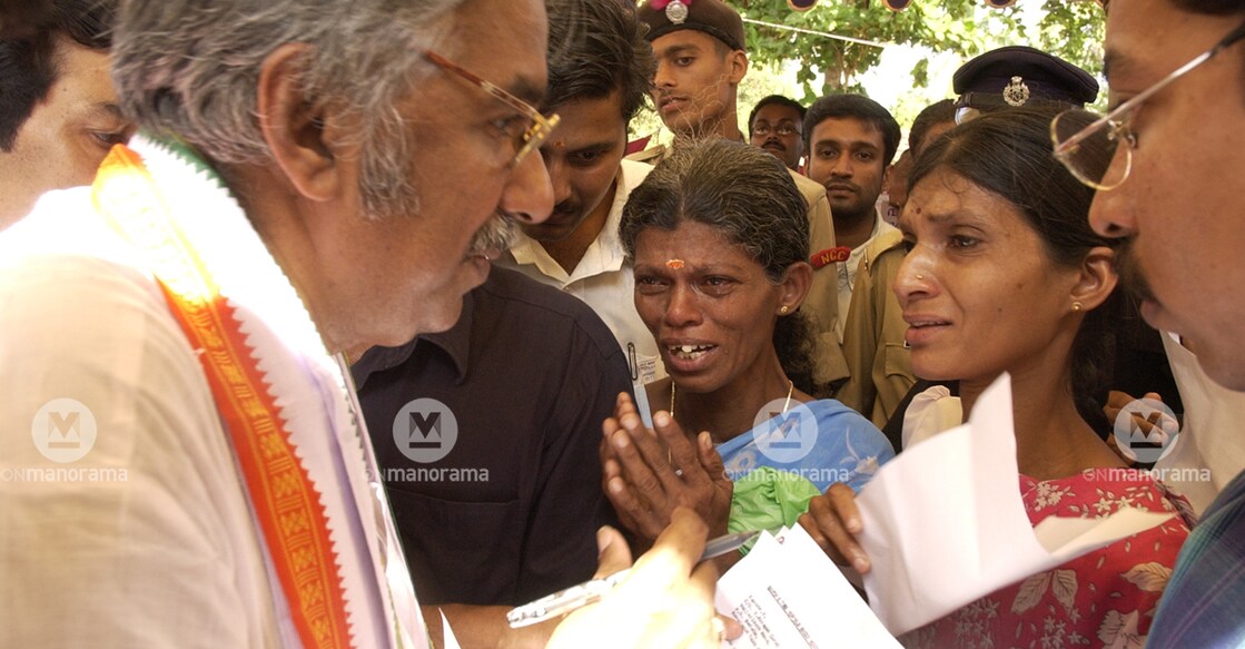 In this photograph from November 2004, then Kerala Chief Minister Oommen Chandy attends a mass contact programme in Kasaragod. File photo: Manorama