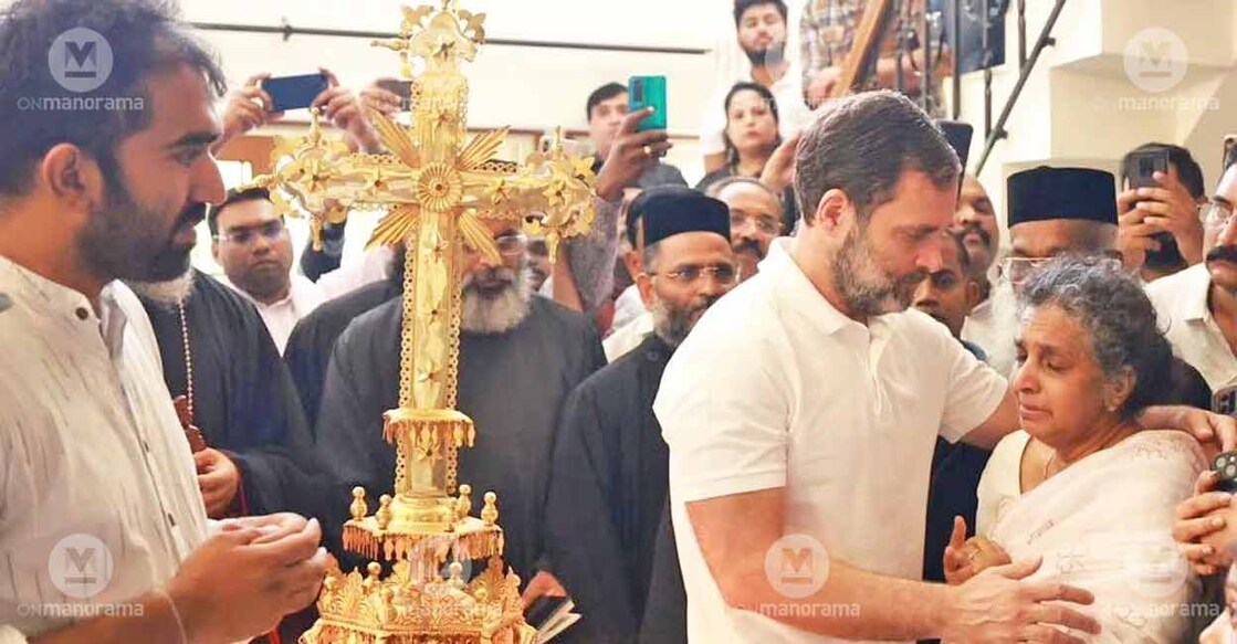 Rahul Gandhi consoles Oommen Chandy's family in Bengaluru. Photo: Manorama