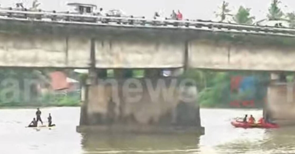feroke bridge suicide attempt Coastal police, fire force and fishermen are searching for the missing man. Photo: Screengrab/ Manorama News