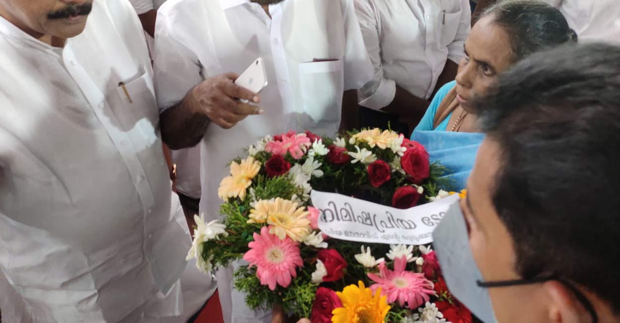 Nimisha's mother Prema Mary, husband Tomy Thomas and daughter Mishel Tomy Thomas arrived at Karottu Vallakkalil, the ancestral house of Chandy, at Puthuppally to pay their homage to the departed leader. Photo: Manorama
