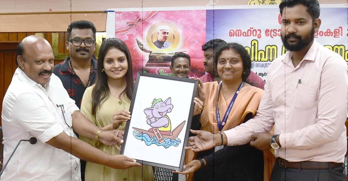 Actor Gayathri Arun and MLA Thomas K Thomas handed over the mascot to Collector Haritha V Kumar. Photo: Special arrangement 