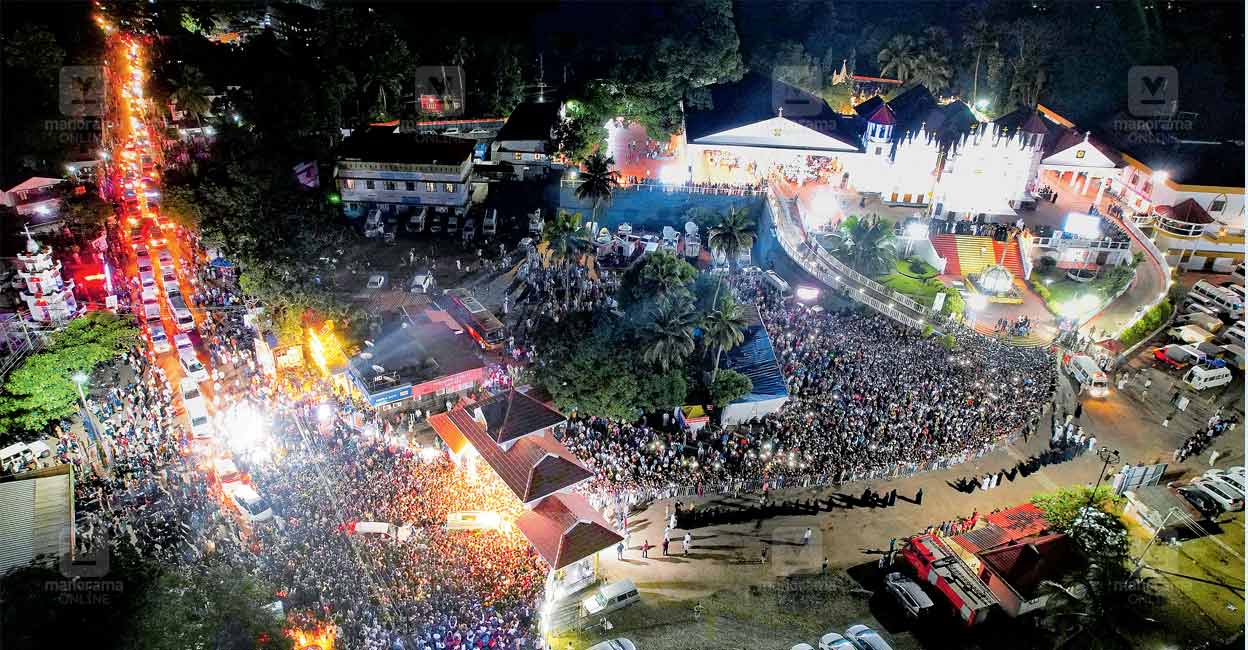 oommen-chandy-at-puthuppally-church Huge crowds gather at Puthupally Church to catch last glimpse of late Congress leader Oommen Chandy. Photo: Manorama