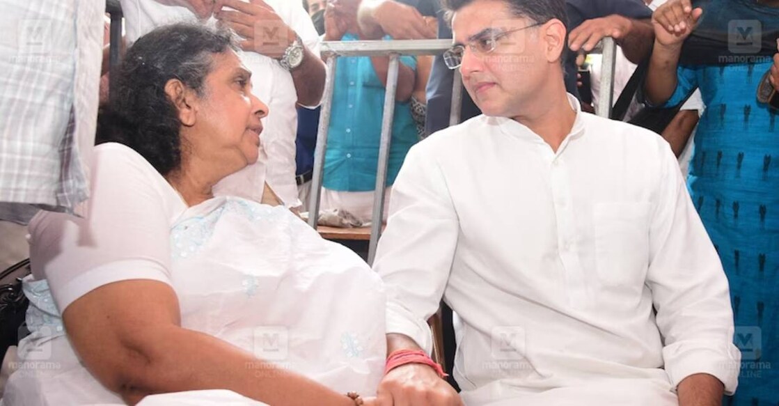 Sachin Pilot interacts with Oommen Chandy's wife. Photo: Manorama