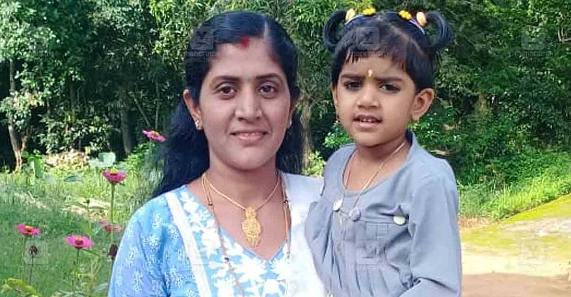 Darshana, 32, had jumped into the river at Venniyode along with five-year-old daughter Daksha. Photo: Manorama