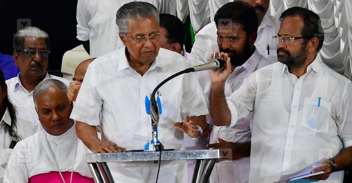 ഉമ്മൻചാണ്ടി അനുസ്മരണ സമ്മേളനത്തിൽ മുഖ്യമന്ത്രി പിണറായി വിജയൻ സംസാരിക്കുന്നതിനിടെ മൈക്ക് തകരാറായപ്പോൾ. ചിത്രം: ആർ.എസ്.ഗോപൻ∙മനോരമ.  
