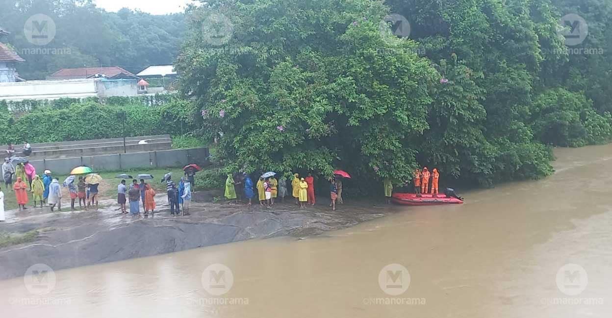 grandmother-child-missing-flood Search on for woman and grandchild in Amarambalam of Malappuram district after they were swept away by flood waters. Photo: Manorama