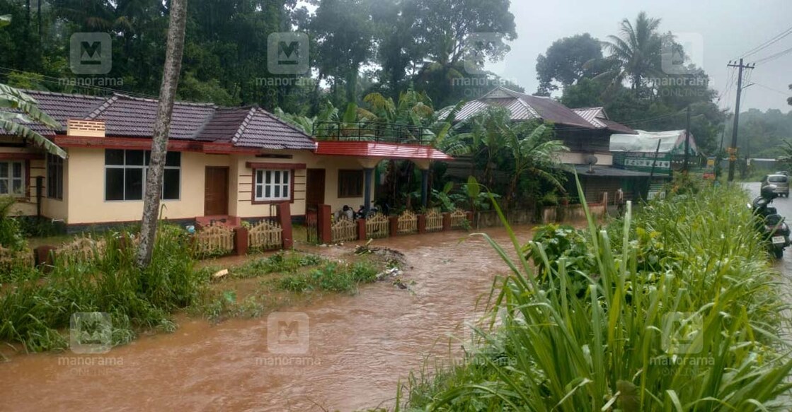 Waters enter premises of a house in Kottayam's Manarcaud region after heavy rain. Photo: Rijo Joseph/Manorama