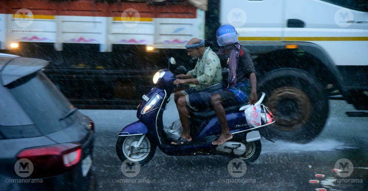 kerala-rain-road3 A rain scene from Kozhikode. Photo: Manorama