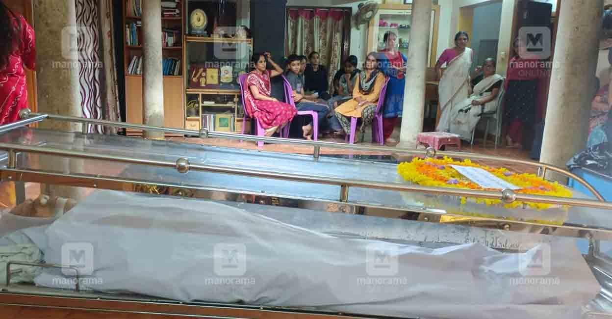 Artist Namboothiri's mortal remains will be taken to Kerala Sahitya Academy Hall in Thrissur for the public to pay respects on Friday afternoon. Photo: Manorama/ Fahad Muneer