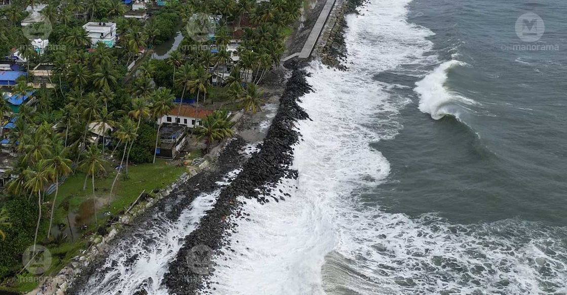 Strong waves lash the Kochi shoreline. Photo: Ev Sreekumar/Manorama