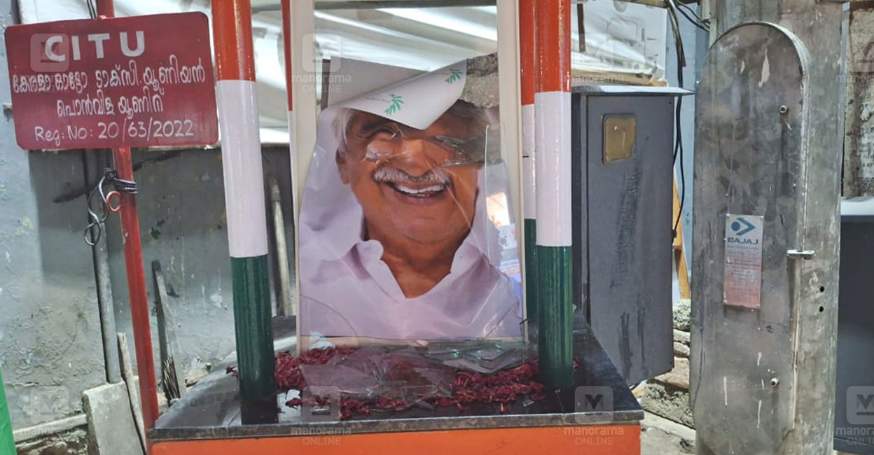 The memorial and waiting shelter were installed by Congress leaders on Tuesday. Photo: Manorama