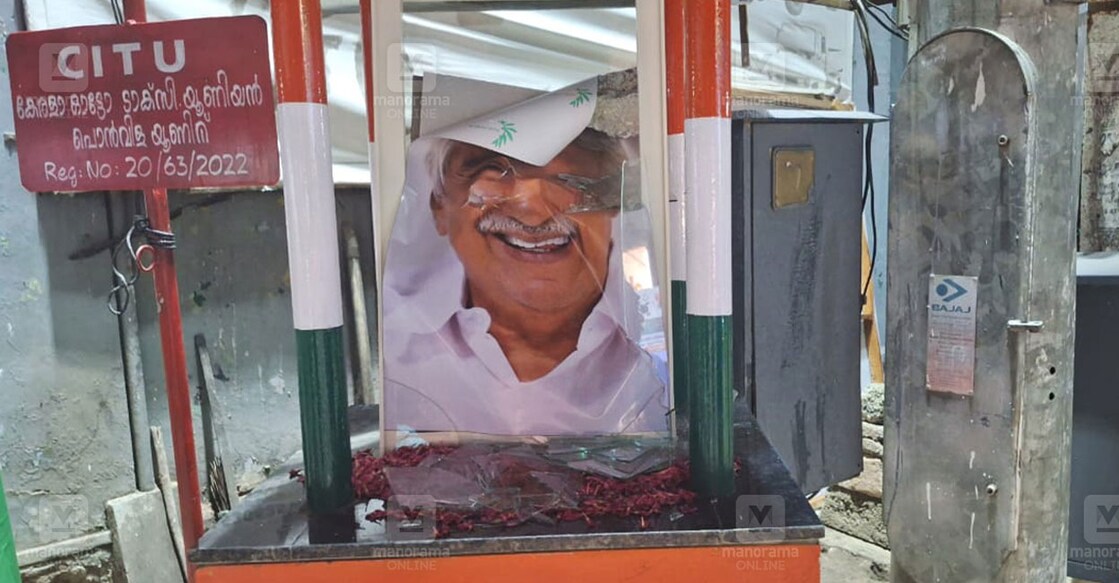 oommen-chandy-memorial-main The memorial and waiting shelter were installed by Congress leaders on Tuesday. Photo: Manorama