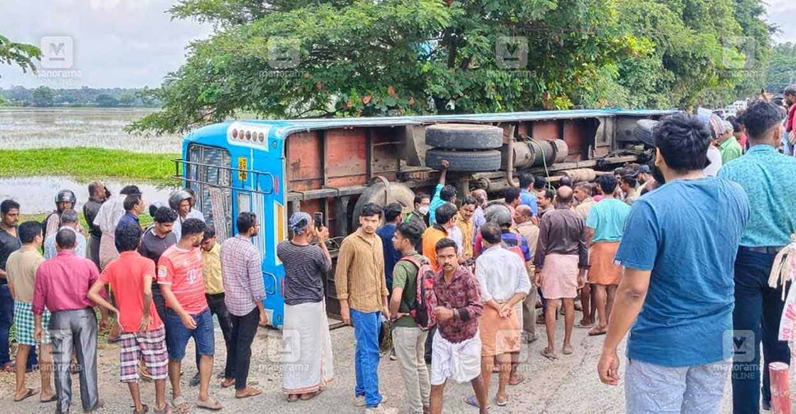 Private bus overturns in Thrissur. Photo: Manorama