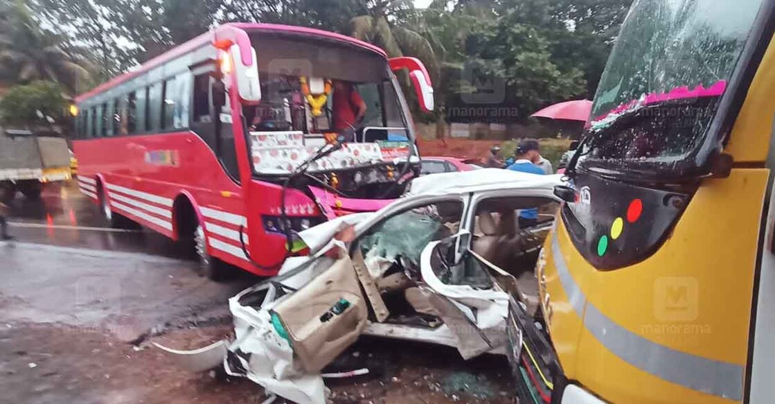 എടപ്പാൾ സ്ഥാന പാതയിലെ സബ് സ്റ്റേഷനു സമീപം സ്വകാര്യ ബസും ചരക്ക് ലോറിയും കാറും കൂട്ടിയിടിച്ചുണ്ടായ അപകടം. ചിത്രം∙മനോരമ എടപ്പാൾ സ്ഥാന പാതയിലെ സബ് സ്റ്റേഷനു സമീപം സ്വകാര്യ ബസും ചരക്ക് ലോറിയും കാറും കൂട്ടിയിടിച്ചുണ്ടായ അപകടം. ചിത്രം∙മനോരമ