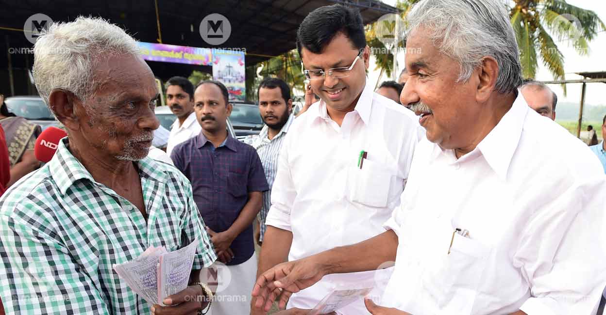 Oommen Chandy Oommen Chandy meets a lottery seller in Puthuppally during 2016 election camaign. File photo: Manorama