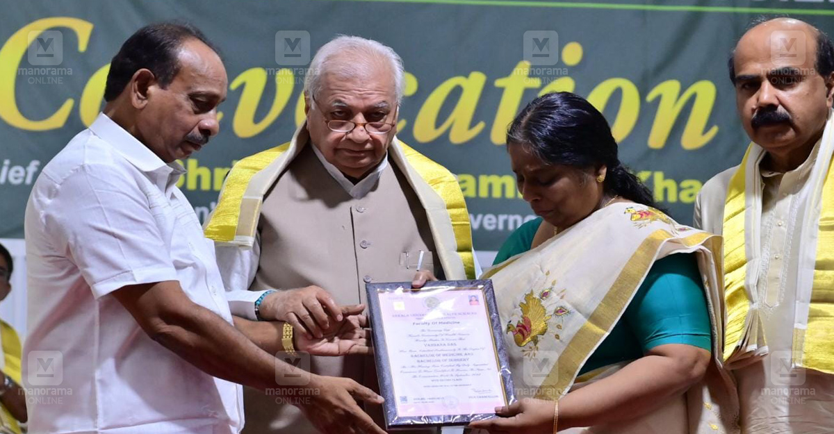 Vandana-Mohandas-Parents Governor Arif Mohammed Khan handing over the graduation certificate to Vandana Das' parents. Photo: Manorama