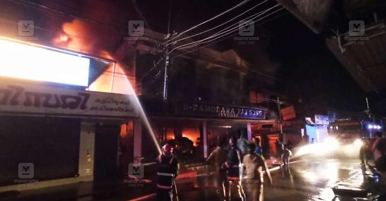 ചേർത്തല നടക്കാവ് റോഡിലെ വസ്ത്ര വ്യാപാരശാലയിൽ തീപിടിത്തമുണ്ടായപ്പോൾ