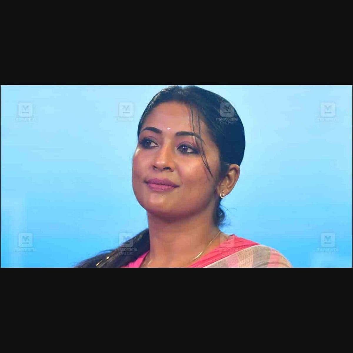 Navya Nair accepted gifts from IRS officer arrested for money laundering,  says ED | Kerala news | Manorama English