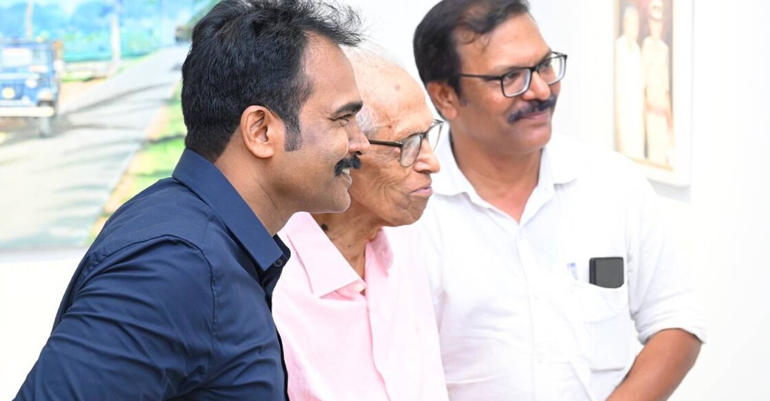 A Ananthlal (left) with Prof M K Sanu (centre) at the exhibition venue. Photo: Special arrangement