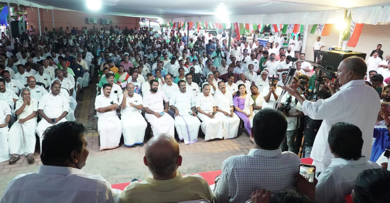 AK Antony addressing a UDF bypoll campaign in Puthuppally on Friday. Photo: Special arrangement 