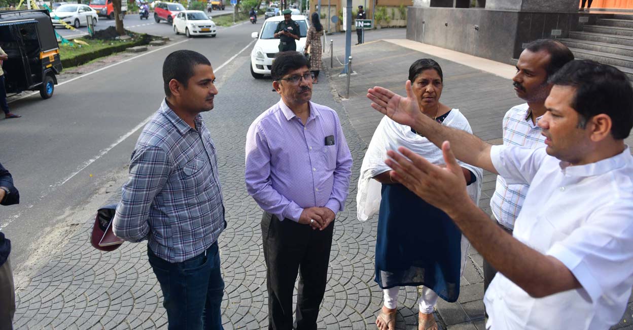 Hibi Eden MP interacts with the officials of NHAI and representatives of the Highway Engineering Consultants who were in Kochi on Wednesday to make a preliminary assessment of the elevated corridor project. Photo: Special arrangement