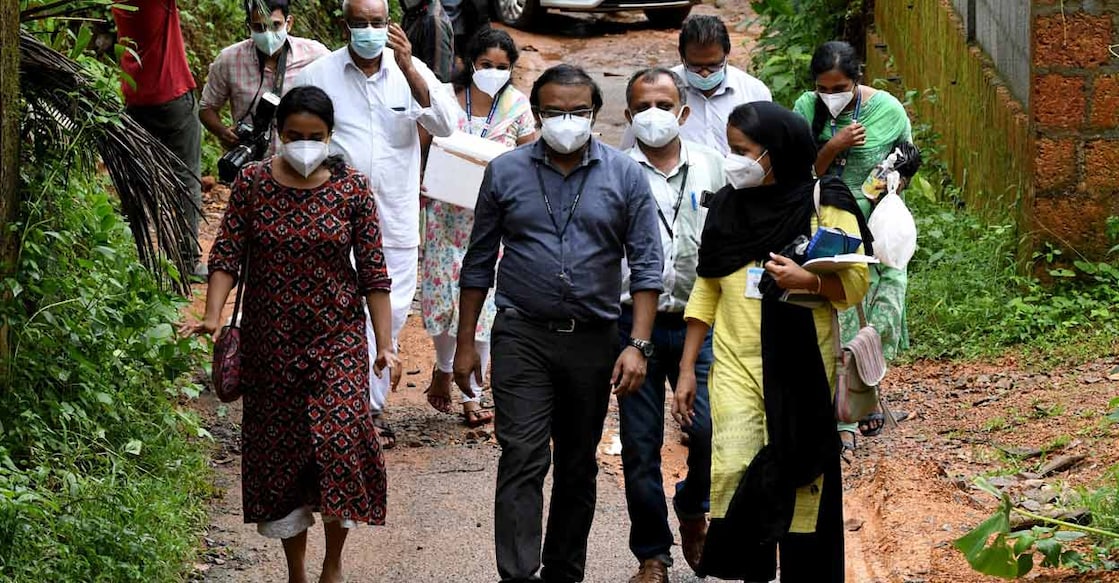Members of a medical team from Kozhikode Medical College carry areca nut and guava fruit samples to conduct tests for Nipah virus in Maruthonkara village in Kozhikode district, Kerala, India, September 13, 2023. Photo: REUTERS/Stringer