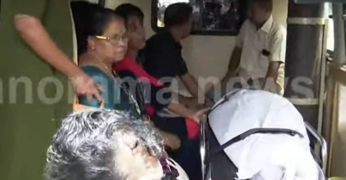 kottyam-man-suicide-c Family takes Binu's mortal remains for the protest infront of Karnataka Bank. Photo: Screengrab/ Manorama