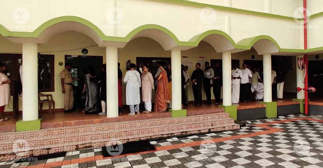 Voters queue up to cast their votes in Puthuppally. Photo: Manorama