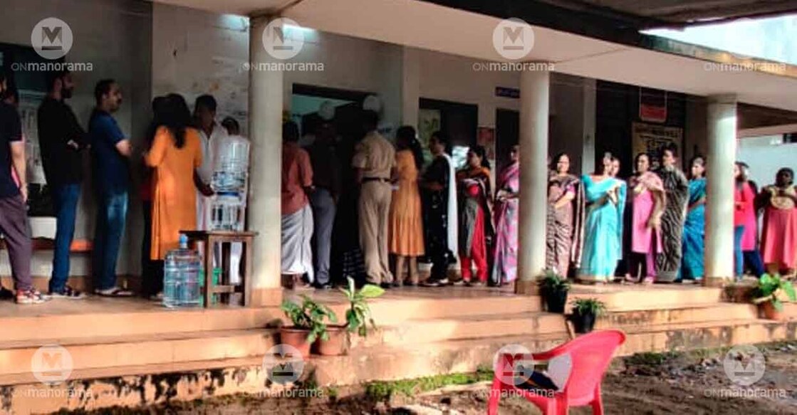 Voters queue up to cast their votes in Puthuppally. Photo: Manorama