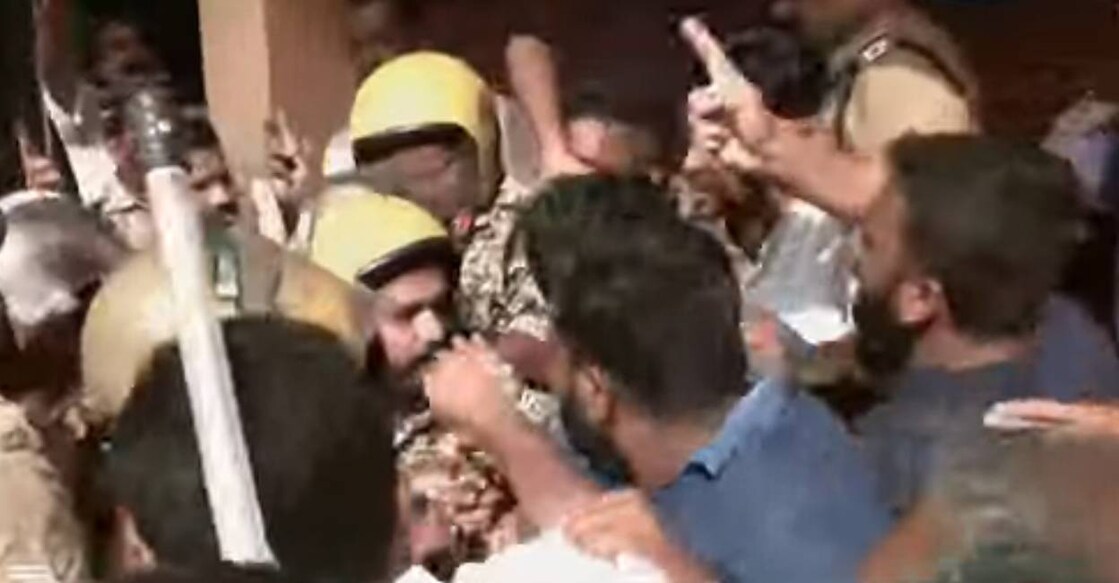 manarcadu-clash According to reports, police resorted to lathicharge to disperse the violent activists. Photo: Screengrab/ Manorama News