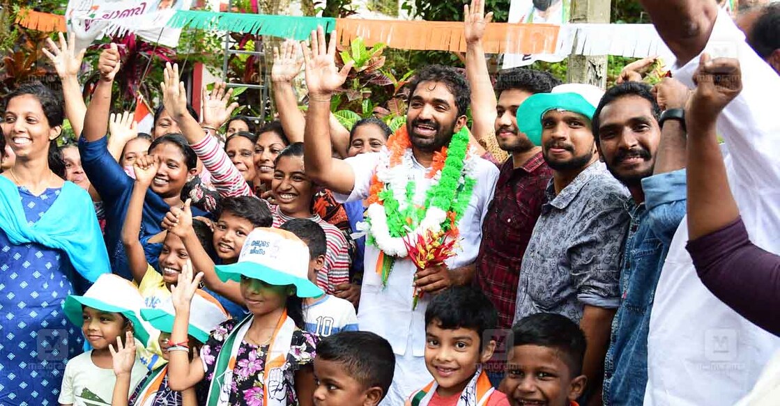 Chandy Oommen poses with UDF supporters after winning Puthuppally bypoll. Photo: Manorama