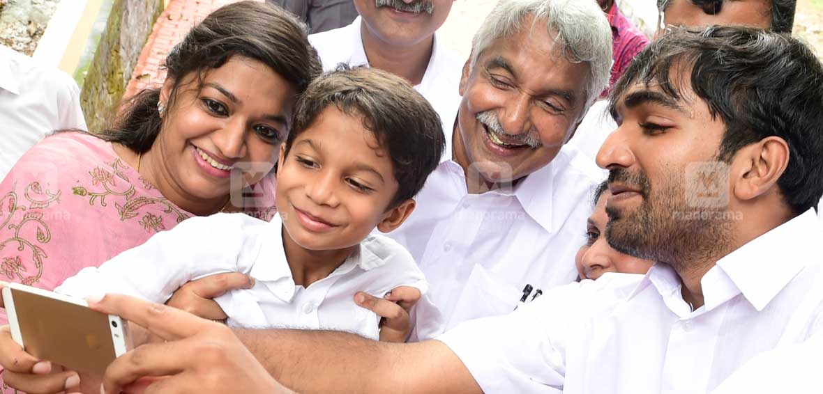oommen-chandy-family Oommen Chandy poses for selfie with daughter Mariya, grandson, wife Mariamma and son Chandy Oommen after casting vote at Georgian Public School. Photo: Rijo Joseph/Manorama